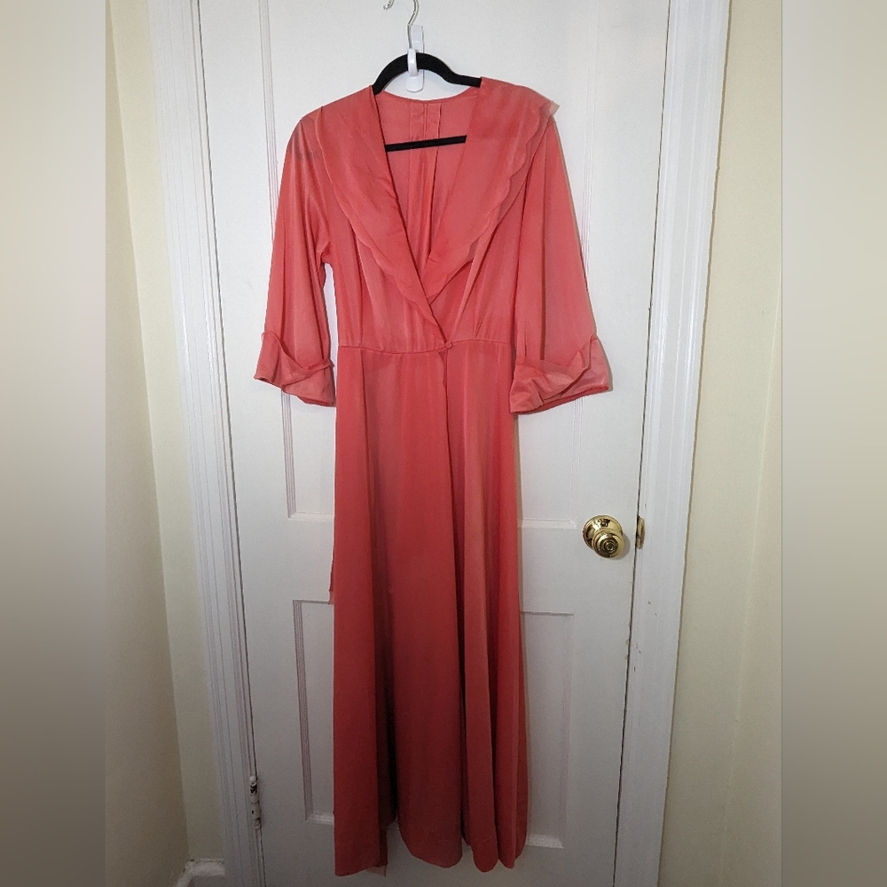 Vintage scalloped edge Vanity Fair Peignoir robe